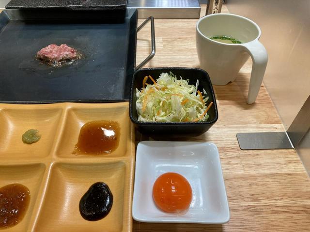 セットを頼むとご飯、スープ、サラダか濃厚玉子が付いてくる