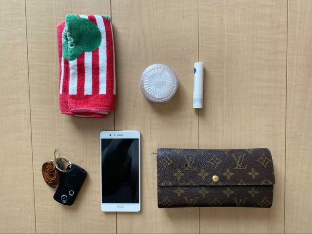 【サンリオ×ROOTOTE ベビールー（チェック）】財布・スマホ・カギ・ミニタオル・ファンデーションなどちょっとしたお出かけの必需品を入れてみると…⇒