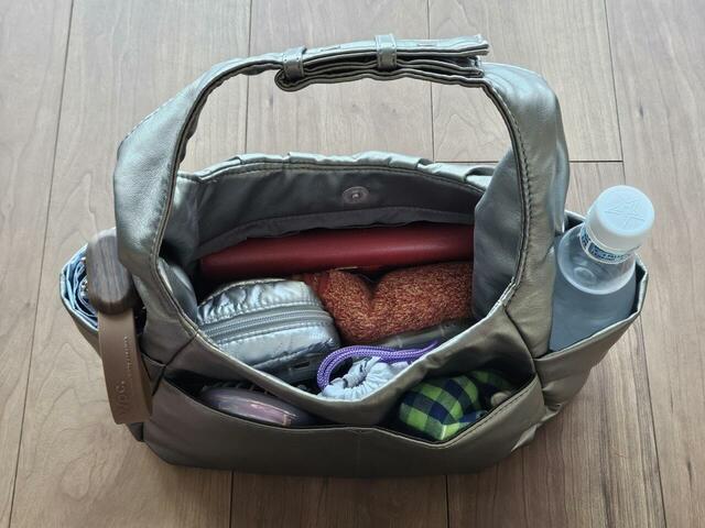 【studioCLIP　軽い7ポケット2WAYバッグ】背面ポケットにはハンディファンとバッテリー、左右には折り畳み傘と500mlペットボトルを収納。メインには財布やポーチ、ハンカチ、エコバッグなどを入れてみました。見た目以上の収納力！