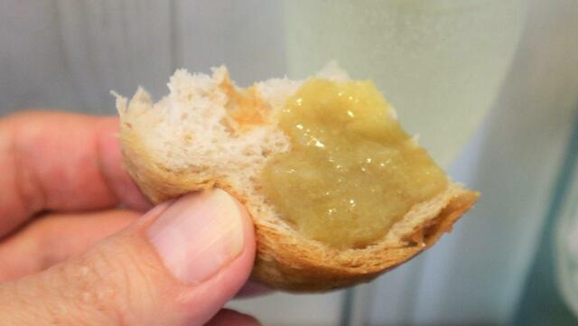 【成城石井 かにみそバーニャカウダ】少し甘みのあるくるみパンで味を引き立て合う