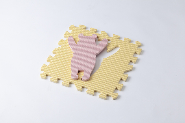 遊べるパズルマット9枚組 ＜くまのプーさん＞ 698円（税込）