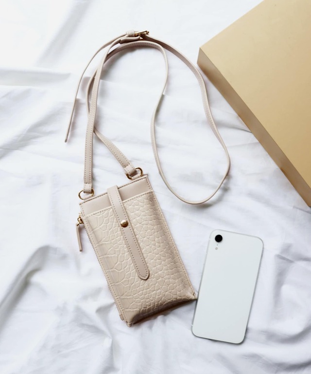 【3COINS服飾雑貨人気ランキング 1位】「クロコ柄スマホショルダーバッグ」550円（税込）