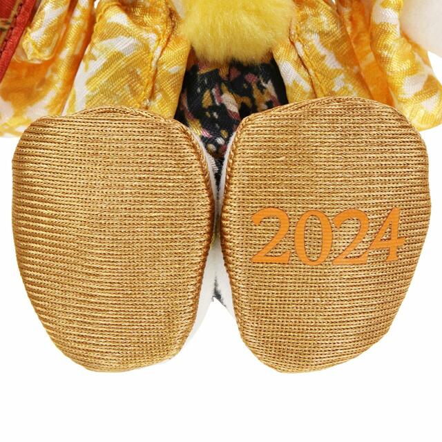 ぬいぐるみバッジ 2,500円｜お正月スペシャルグッズ｜東京ディズニーリゾート40周年“ドリームゴーラウンド”｜発売日：2023年12月1日（金）｜販売店舗：東京ディズニーランド「ディズニー＆カンパニー」、東京ディズニーシー「エンポーリオ」