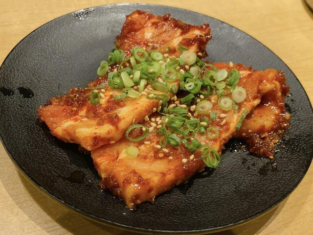 【焼肉きんぐ　厚切りデジカルビ】辛味がなく食べやすい味噌漬けのようなおいしさ