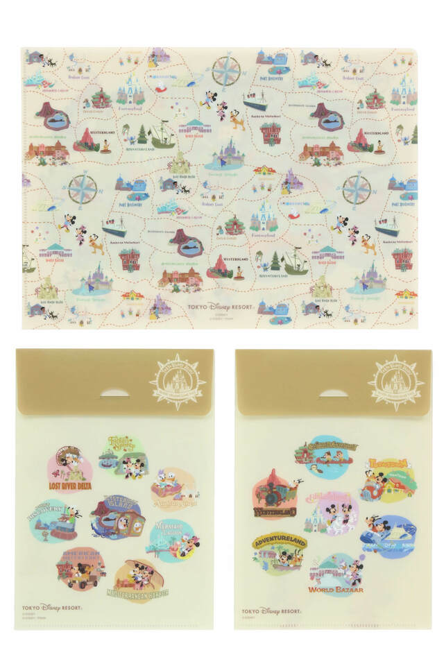 クリアホルダーセット 1,000円｜ミッキーたちが楽しそうに巡っているパークのマップやアイコンをモチーフにしたグッズ｜販売店舗：東京ディズニーランド「グランドエンポーリアム」、東京ディズニーシー「タワー・オブ・テラー・メモラビリア」｜発売日：2024年7月11日（木）