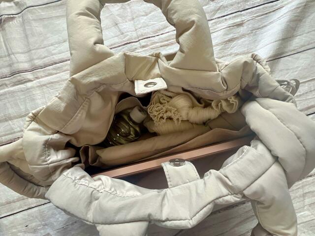 メインスペースにはMacBook Airやペットボトルなど嵩張るものを入れました