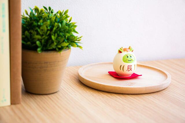 【干支だるま　コンコンブル】2種  カラー：たつ紅・たつ白  本体1体、フェルトお座布団付き  各748円（税込）