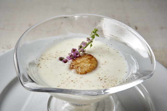 ヴィシソワーズ ホタテとコンソメゼリー仕立て