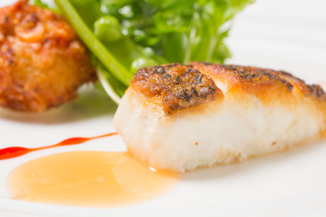 真鯛のポワレ グレープフルーツソース 桜海老を纏ったジャガイモのクロケットと共に