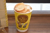 【トムとジェリー×タリーズコーヒー】「さくさくラスクのピーナッツバターラテ」(HOT/ICED) Tall 750円 ※写真はICED