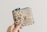 【印傳屋×フレデリック】絵本作品 F小銭入11［Beige×Frederick］12,540円／L字ファスナー式で大きく開くため、中身も確認しやすく機能的
