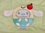 フロントには、クリームソーダになりきったシナモンの刺しゅう入り