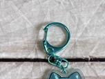 ハチワレのキーホルダーの金具はブルー!メタリックカラーがかわいい♪