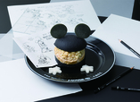 モノクロバーガー　　1,800円（税込1,980円）｜ディズニー100周年「The Wonder Movie CAFE」