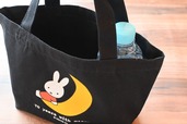 【誕生70周年記念 ミッフィー展／ランチトート ネイビー ￥1,980】ペットボトルを縦に入れると少しだけはみ出すサイズ感です