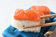 【角上魚類「佐渡サーモンづくし」】押寿司は醤油などをつけてもいいですが、そのまま食べるのが筆者のおすすめ。