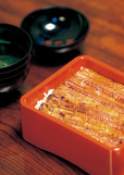 鰻 はし本（八重洲） 鰻重「い」 3300円（税別） 鰻重は「い」「ろ」「は」の3種で、違いは鰻の大きさ。「い」は鰻一匹を使用。和歌山県産山椒が名脇役だ。