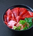 「​​​本マグロ丼」＜価格：1,680円（税込）＞【話題の「漁港食堂 三方」が、多摩センター駅にオープン！ランチは本マグロを含む豪華刺身が60分間食べ放題！ハイボール・レモンサワーは税込198円！】