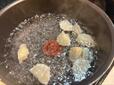 【ロピア もちっと!ぷるぷる水餃子】冷凍のままぐつぐつしたお湯に入れて浮いてきたら完成、余分な手間がないのが忙しい日のありがたいポイントです!