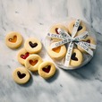 【DEAN ＆ DELUCA「ハートジャムサンドクッキー」¥1,296】ハート型のクッキーの間にフルーツジャムを挟んだ、オリジナルのハンドメイドクッキー
