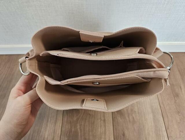 【LAKOLE　ワンハンドル2WAYスクエアバッグ3】中は3層構造。真ん中はファスナー付きで、両サイドはマグネットがついているので適度に中身が見えます◎