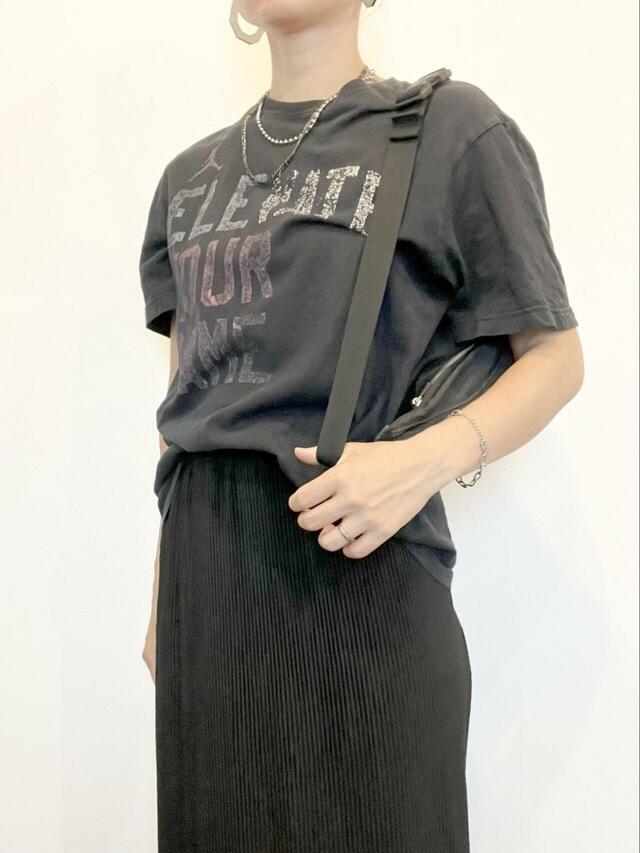 【GLOBAL WORK 多機能プリーツIラインスカート】カラーはブラックとグレー柄の2種類。ブラックはトーンを合わせればカジュアルコーデも垢抜けます