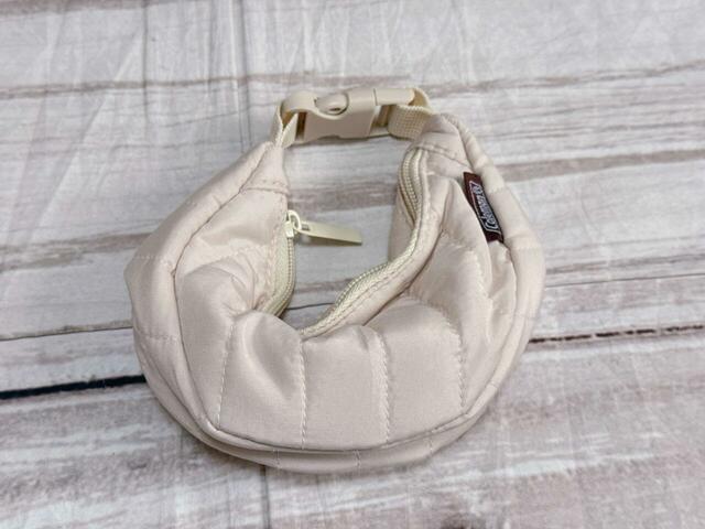 両サイドのバックルを留めるとクロワッサンのようなフォルムに。かわいい！