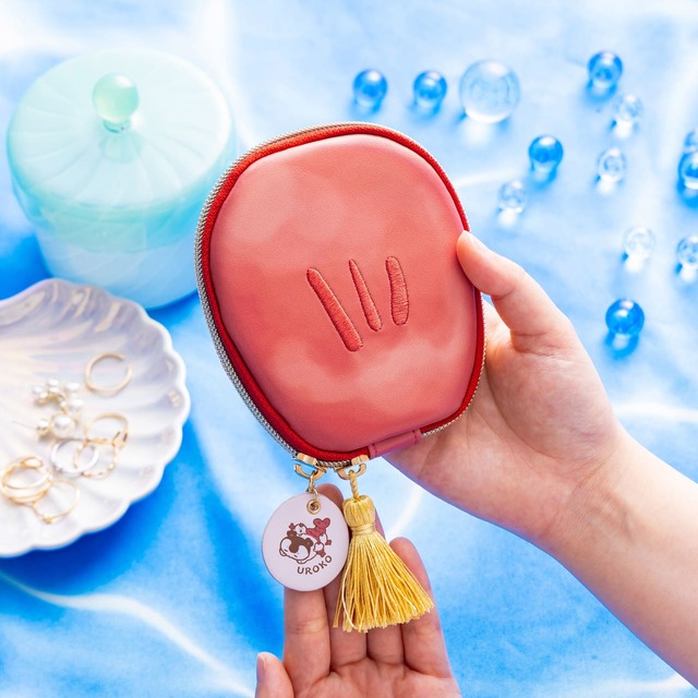 【ちいかわ新商品『映画ちいかわ 人魚の島のひみつ』】ウロコ型のアクセサリーポーチ　2,750円