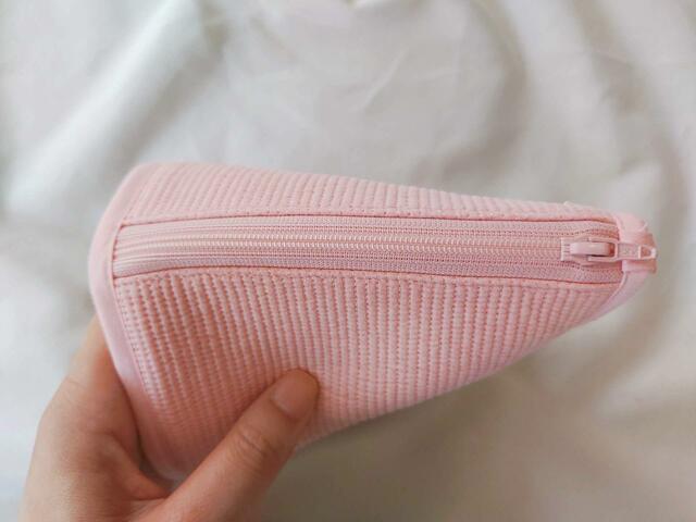 ポーチ上部には、ファスナー付