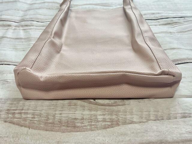 マチは7cm。広すぎないのでスッキリとしたフォルム!『Her lip to 5th Anniversary Book One Handle Bag ver.Her lip to』小嶋陽菜完全監修「ハーリップトゥ」One Handle Bag(ワンハンドルバッグ)価格:3,289円(税込)