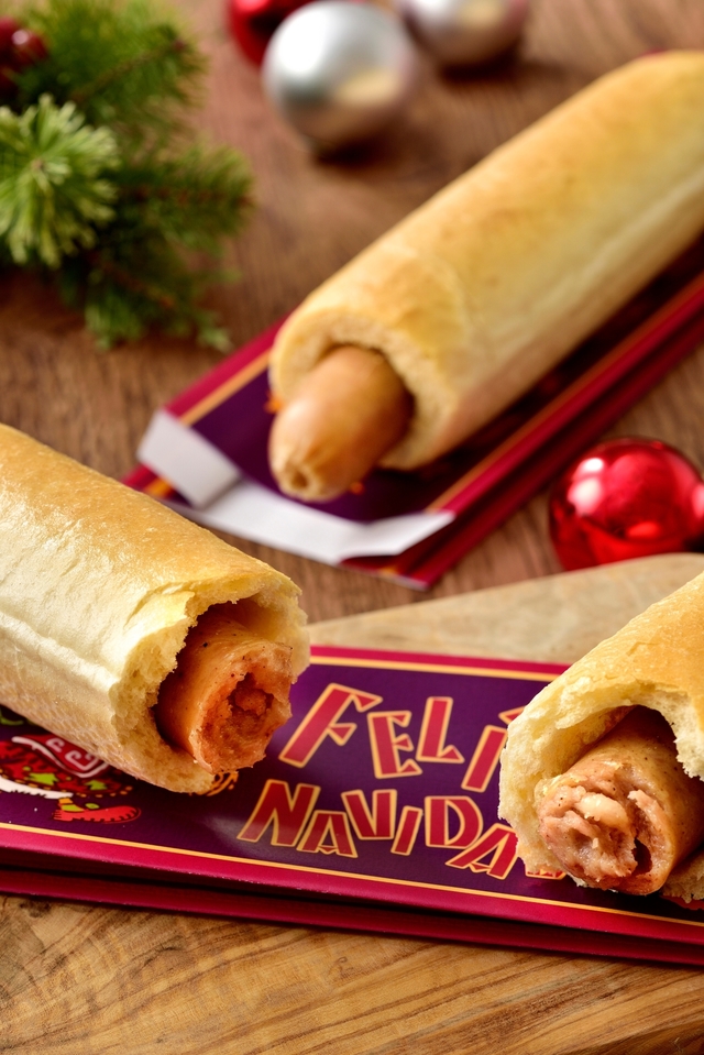 ユカタンソーセージドッグ ¥450 ※グランドメニュー（期間限定でクリスマスのパッケージに）｜販売店舗「エクスペディション・イート」｜東京ディズニーシー「クリスマス・ウィッシュ」（2016年）スペシャルメニュー