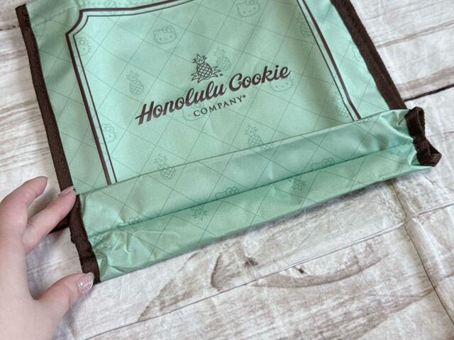 マチ幅は狭めですっきりしたフォルム