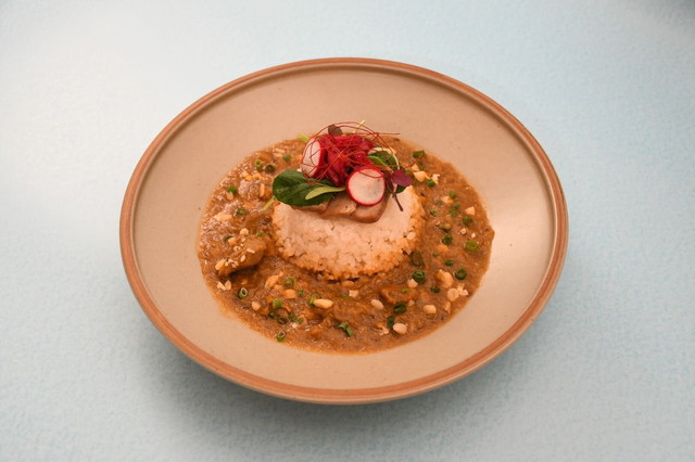 【コミュニケーションサウナ オー（OOO）】「鮪とチキンのスパイス出汁カレー」1,100円（税込）