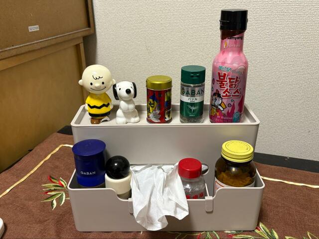 【ニトリ 多機能ティッシュケース】卓上調味料も収納。引き出しを限界まで引き出すと幅が約6cmあるため、大きめのビンもしっかり入ります