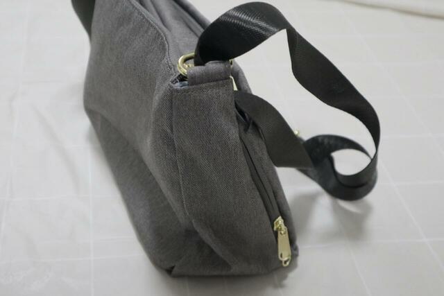 【anello GRANDE（アネロ グランデ） ショルダーバッグ】横から見ると台形のシルエットで、下部になるほど収納力が高くなるデザインです♪