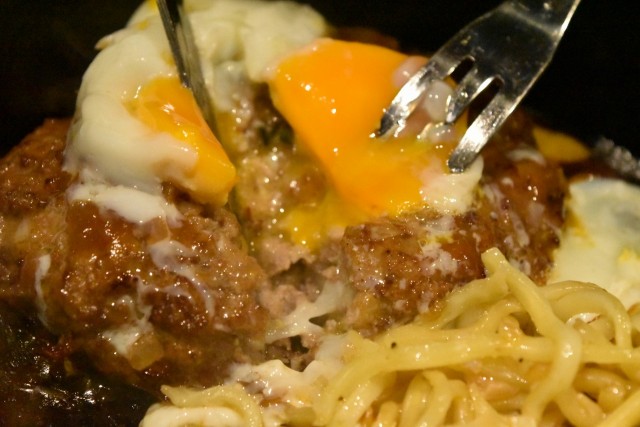 ソースた卵の黄身の相性もバツグン!