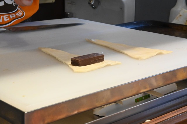 【サンマルクカフェ「究極のチョコクロ」】究極のチョコクロ製造風景3:通常の2倍のチョコレートを入れる