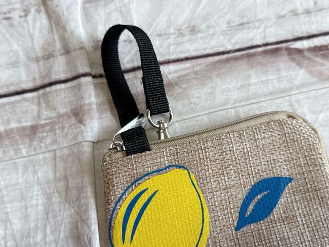 【カルディ レモンバッグ／マイクロファイバーケース】素材は麻風のポリエステル。ストラップ付きでバッグの持ち手につけられます