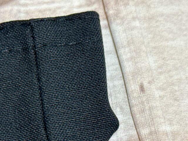 素材は明記されていませんが、薄手のポリエステル混紡の綿といった印象