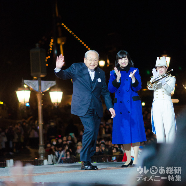 左: 株式会社オリエンタルランド代表取締役会長(兼)CEO加賀見俊夫さん 右:東京ディズニーリゾート・アンバサダー福本望さん|2017年「サンクスデー」東京ディズニーシー