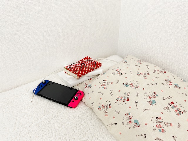 【無印良品 壁に付けられる家具箱】設置前。読みかけの本やゲーム機、メガネなど、普段使うものが散らかっています…