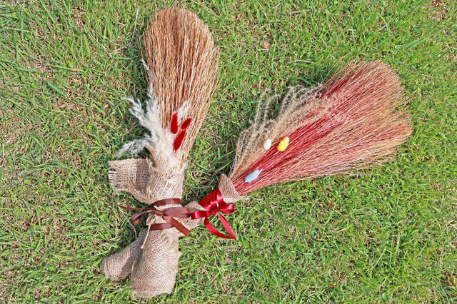 【マザー牧場】「コキアのほうきづくり体験」