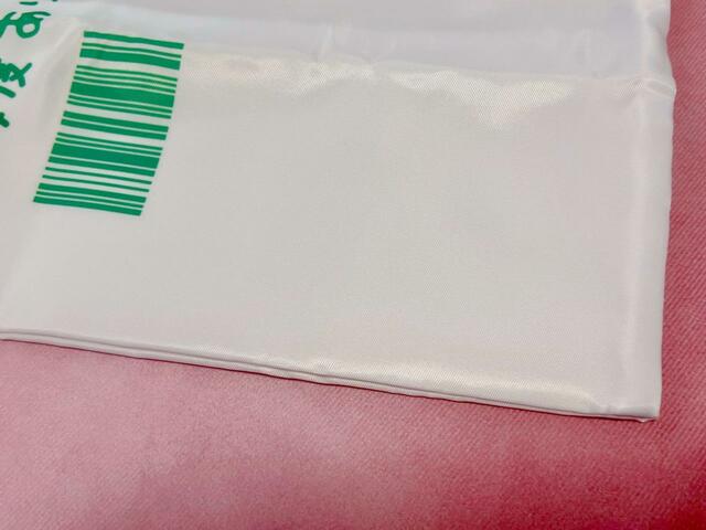 【ファミリーマート×ちいかわエコバッグ】素材はポリエステル。厚みがあってしっかりしており、光沢感があります。