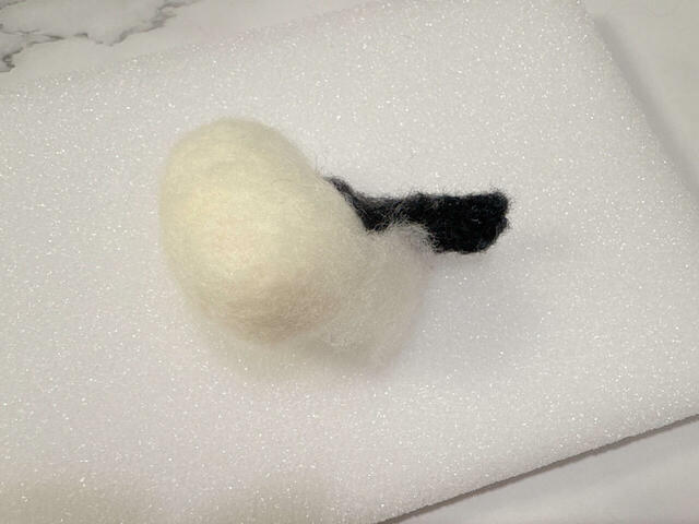 お尻用の白をしっぽの下の範囲に刺し足します