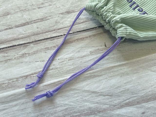 巾着の紐もロゴと同じカラーでおしゃれ！