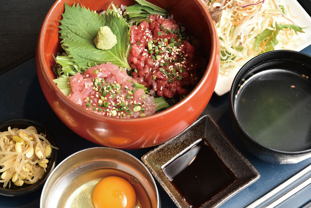 炙りや 秀苑 天 新橋店   ユッケとまぐろの2色丼　760円