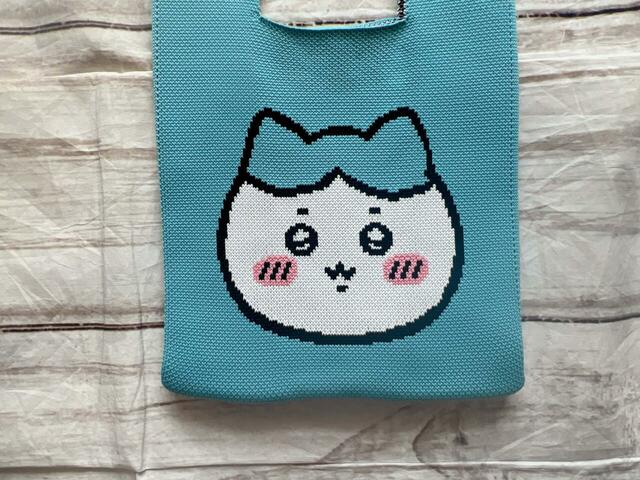 中央のハチワレのお顔はジャガード編みで表現されています♪