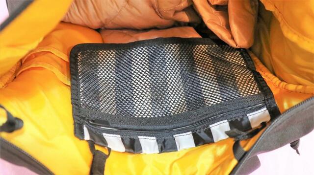 【IKEA VARLDENS ヴェルデンス バックパック】メイン荷室にはストライプが可愛い取り外し可能なポーチが付いています