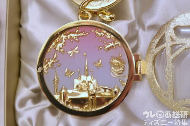 グランドシャトー限定「スペシャルキーホルダー」窓の蓋をあけたところ