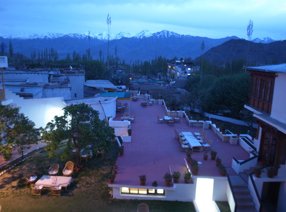 客室の窓からの景色。ホテルの中庭。遠くにはヒマラヤの峰。